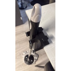 Oggetto porta stampelle presso la scrivania.