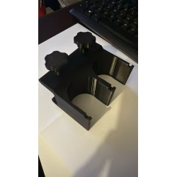 Oggetto porta stampelle presso la scrivania.