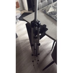 Oggetto porta stampelle presso la scrivania.